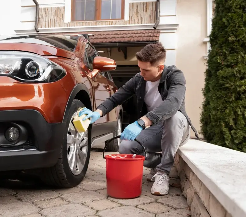 Lavage auto à domicile Saintigny : professionnel intervenant sur un véhicule